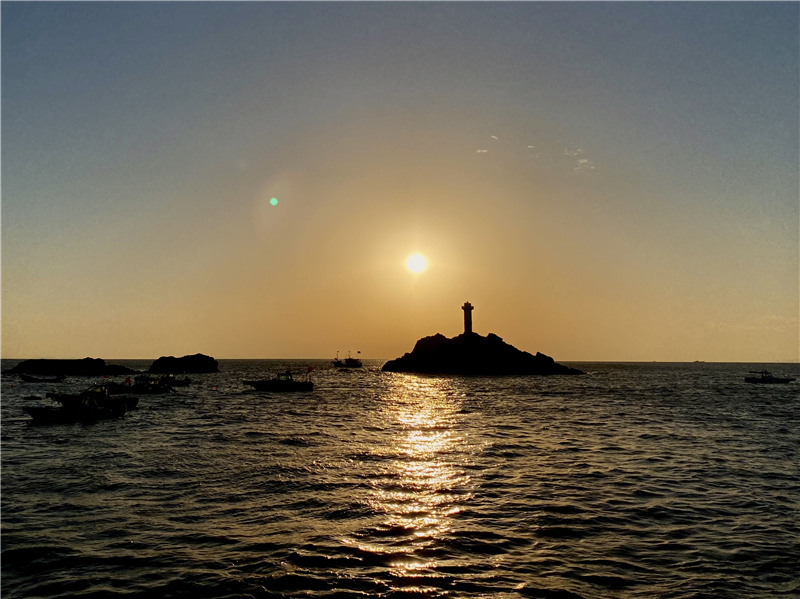 伫海塔，望天涯，渺渺青波映落霞(图1)